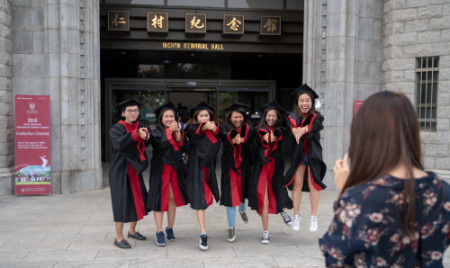 2018 고려대 국제하계대학 참가학생들이 수료식 후 서로 기념촬영을 하고 있다.