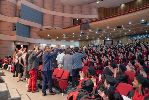  2018 고려대 국제하계대학 참가 교원들이 학생들에게 마지막 인사를 건네고 있다.