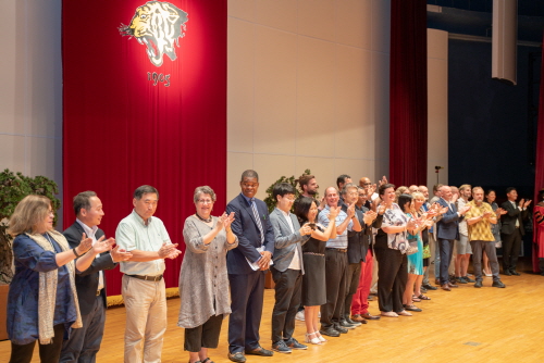 2018 고려대 국제하계대학 참가 교원들이 학생들에게 마지막 인사를 건네고 있다.