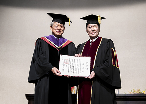  일본 와세다대학에서 열린 명예박사학위수여식 왼쪽 염재호 고려대 총장, 오른쪽 가마타 가오루 와세다대학 총장.