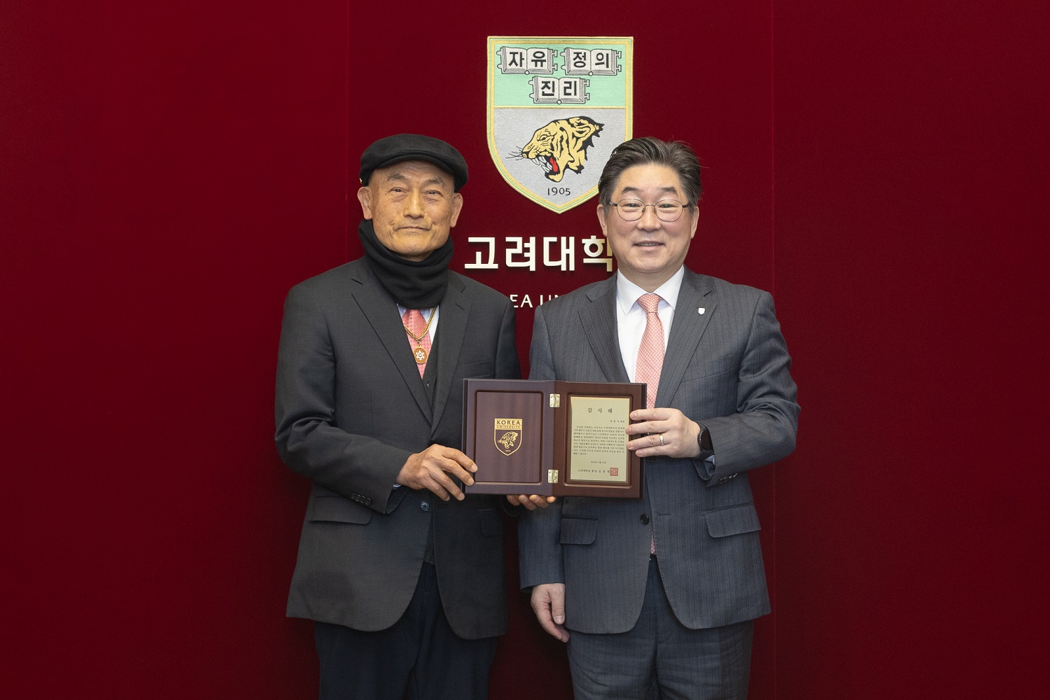 강동식 교우(왼쪽)와 김동원 총장이 기념 사진을 찍고 있다.