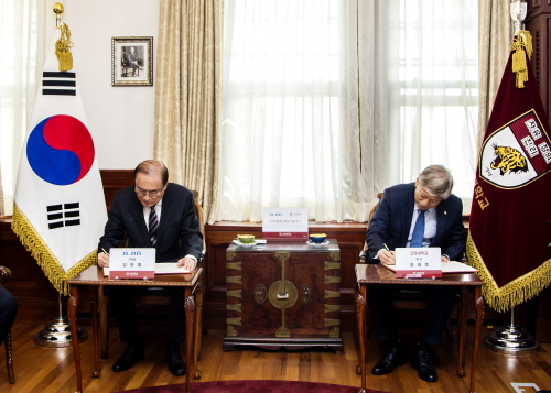 강문철 일진그룹 부회장(왼쪽)과 염재호 고려대 총장(오른쪽)이 협약서에 서명하고 있다.