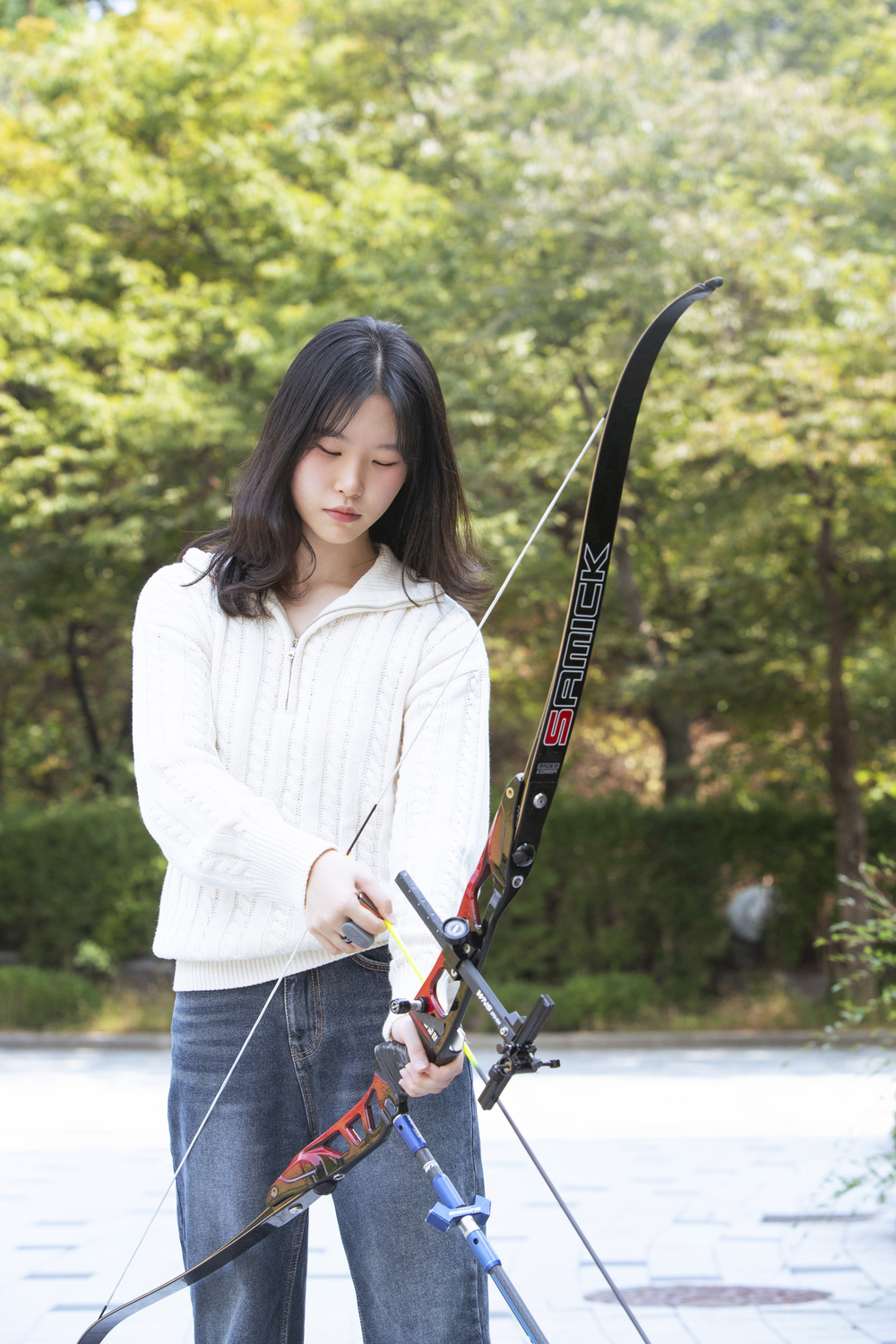 활을 당기는 김혜연 학생