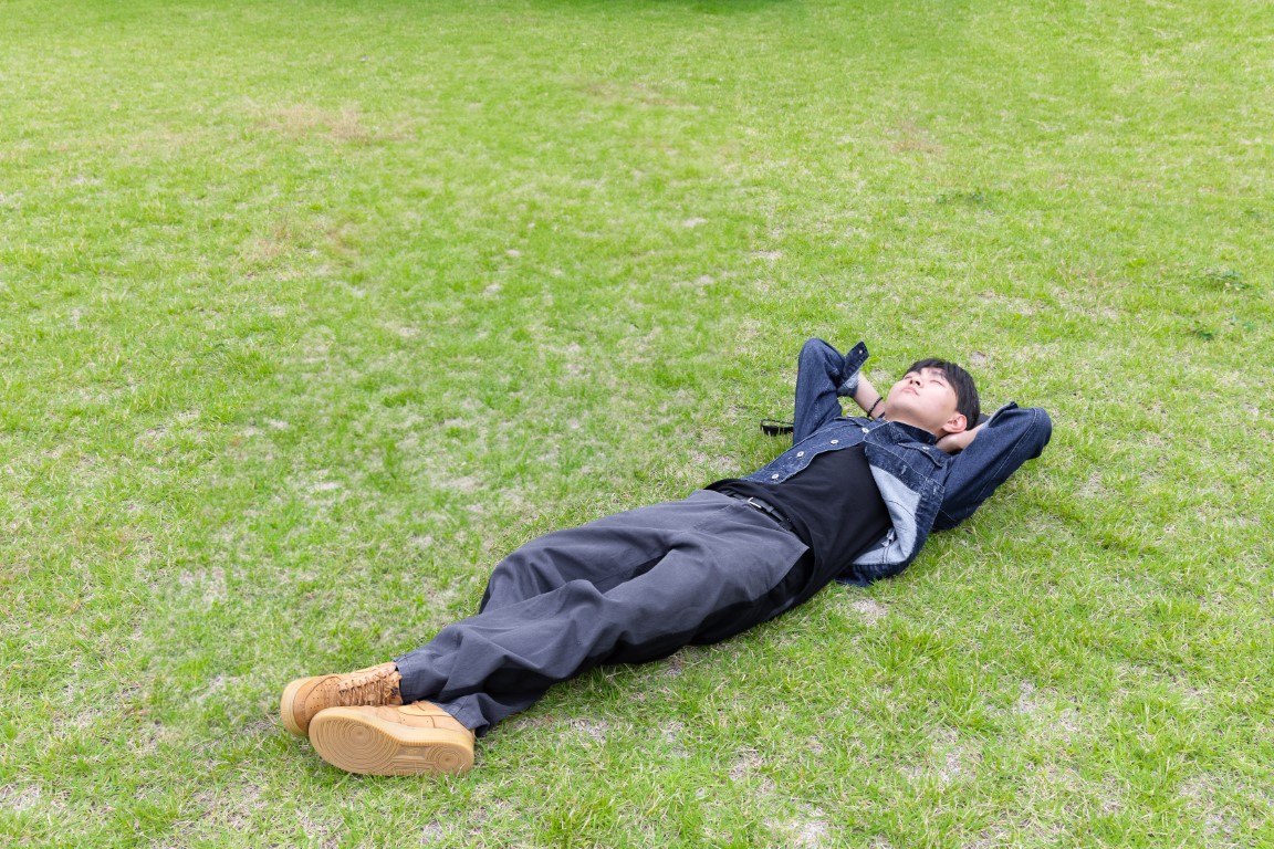 육생비오름 잔디밭에 누워있는 동언