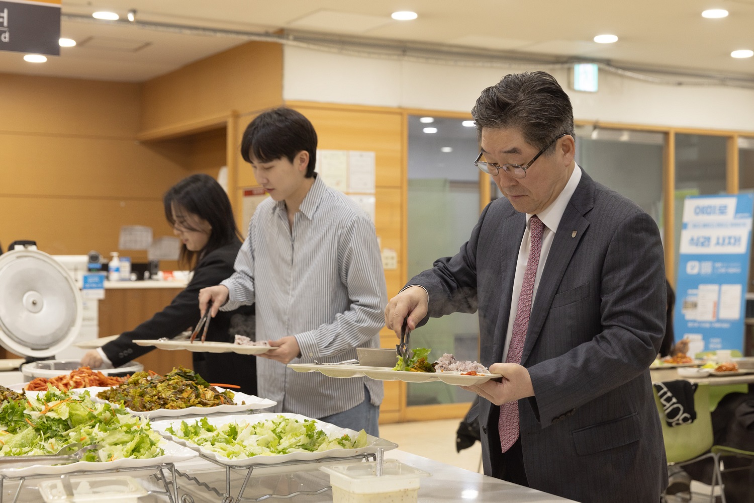  김동원 고려대 총장이 학생 식당에서 ’천원의 아침밥‘에 참여하고 있다. 