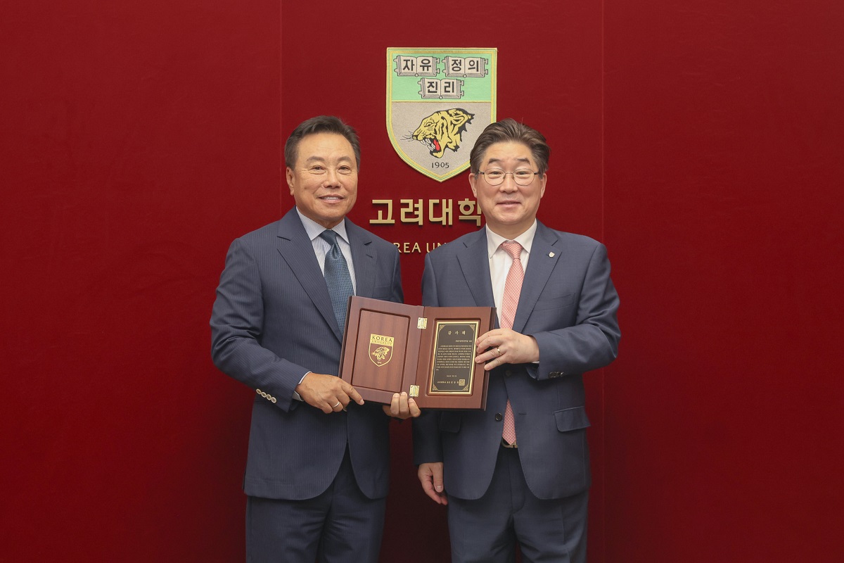 - 김동원 고려대 총장(오른쪽)과 유상덕 ㈜ST인터내셔널 회장이 기념 사진을 찍고 있다. 
