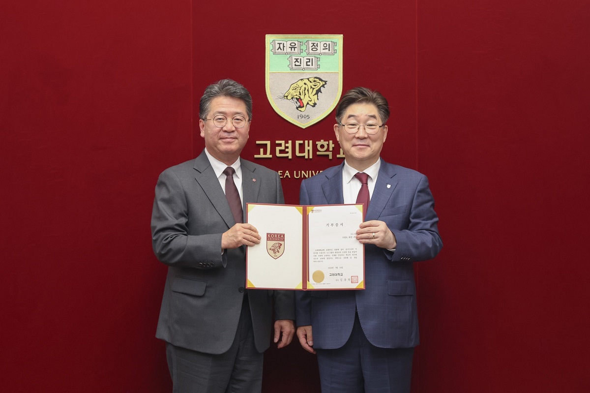 김동원 총장(오른쪽)과 하범종 LG 사장이 기념 사진을 찍고 있다.
