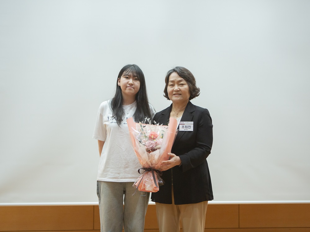 조희진 변호사(오른쪽)와 학생