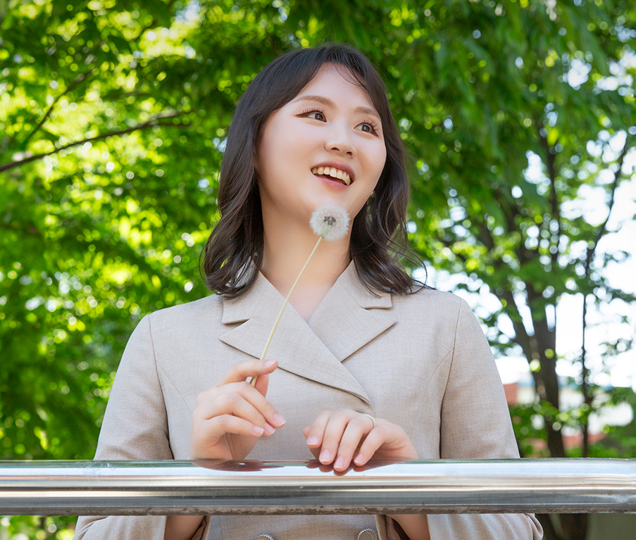 민들레를 들고 서 있는 김연우 교우