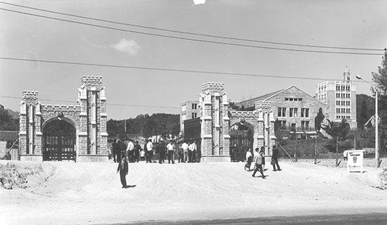 The Main Gate is established with alumni donations.